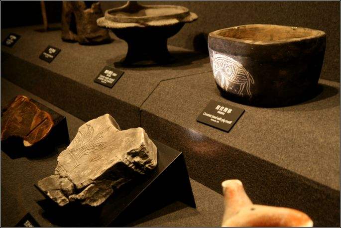 河姆渡文化遗址出土的部分石器.jpg